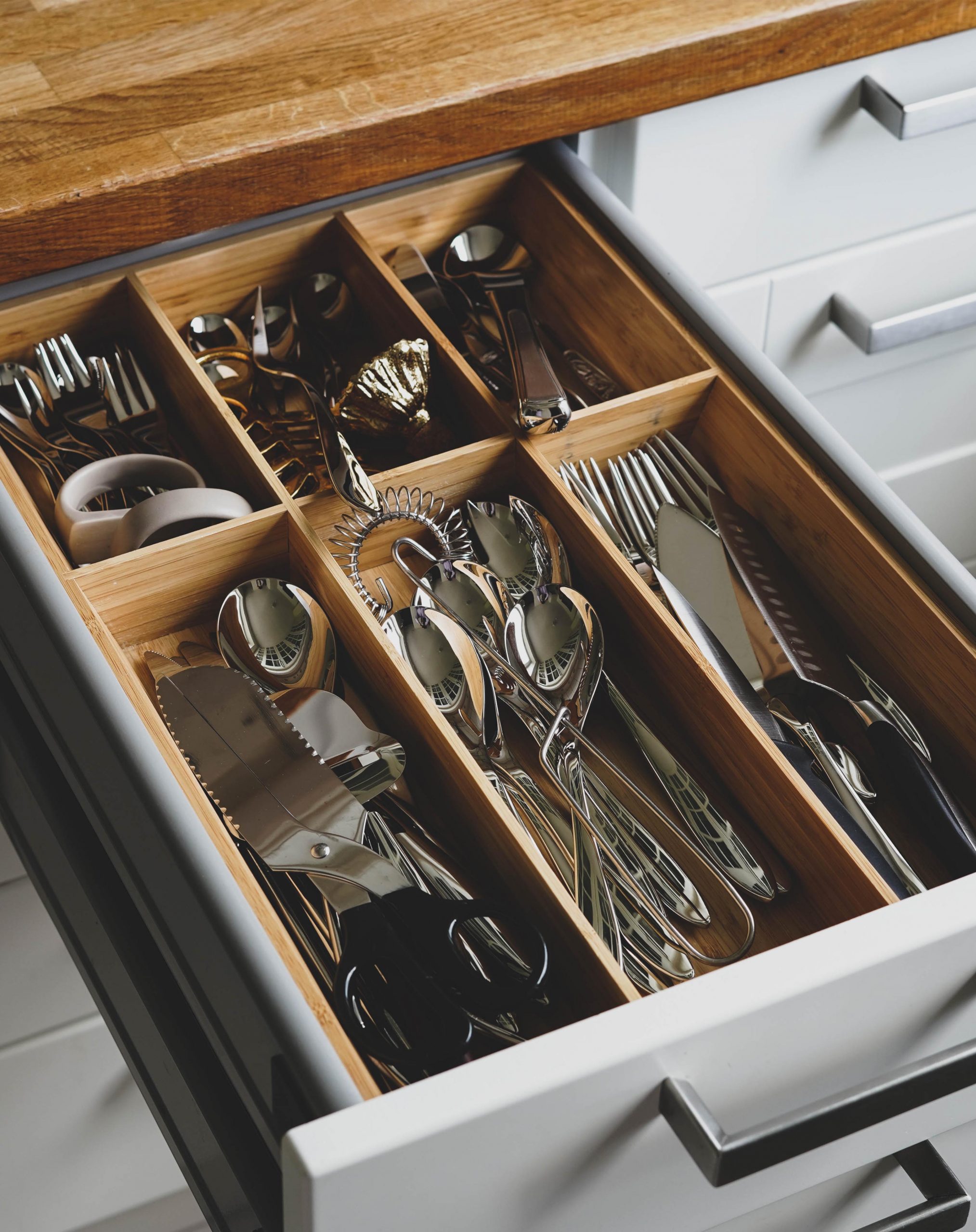 Organize cutlery drawer